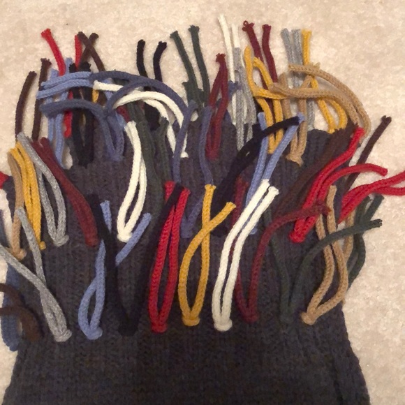 Unique scarf with colorful fringes - Picture 2 of 8